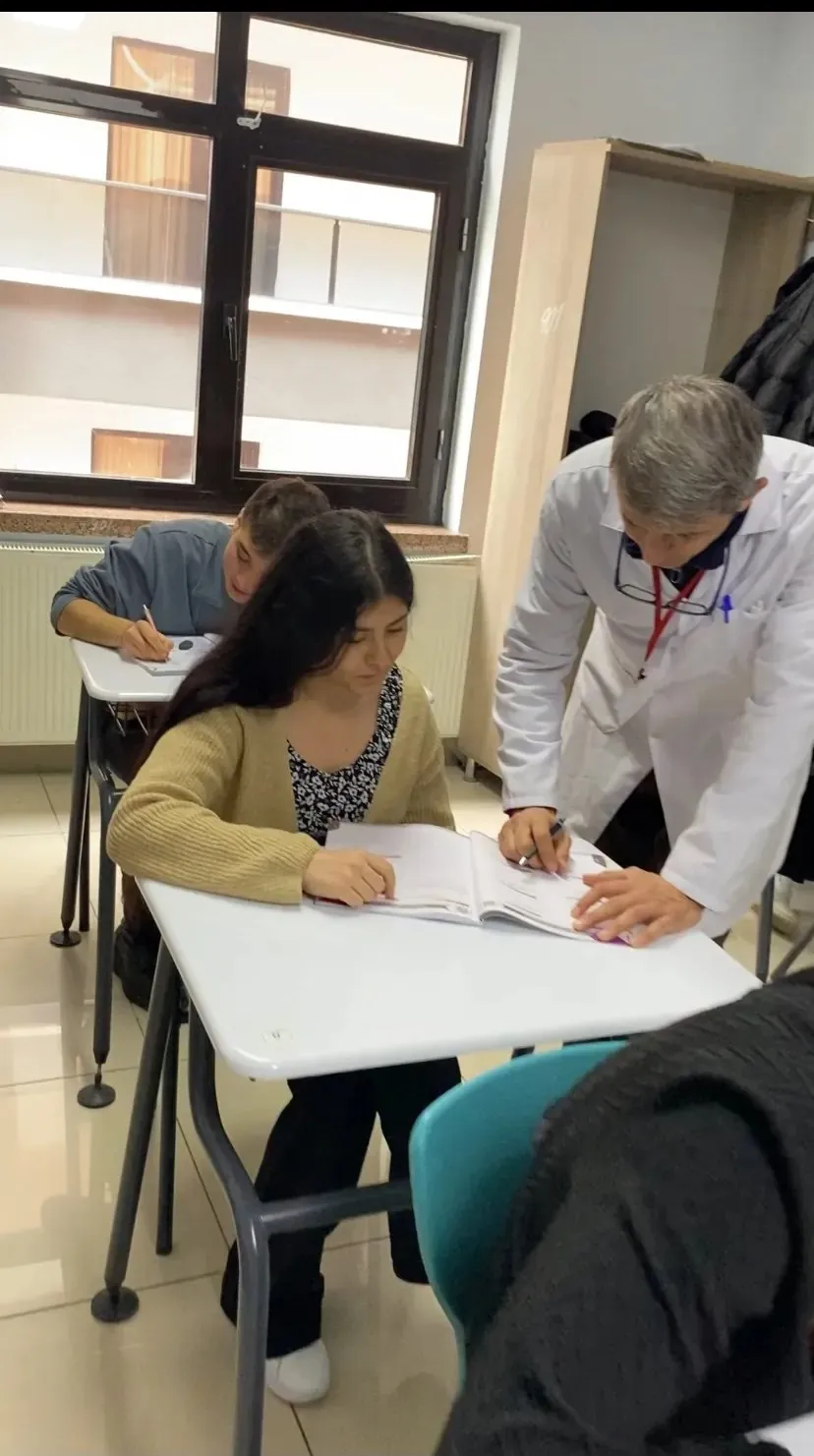 Elit Eğitim'de birebir ders — öğretmenimiz öğrencimizle birebir ilgileniyor